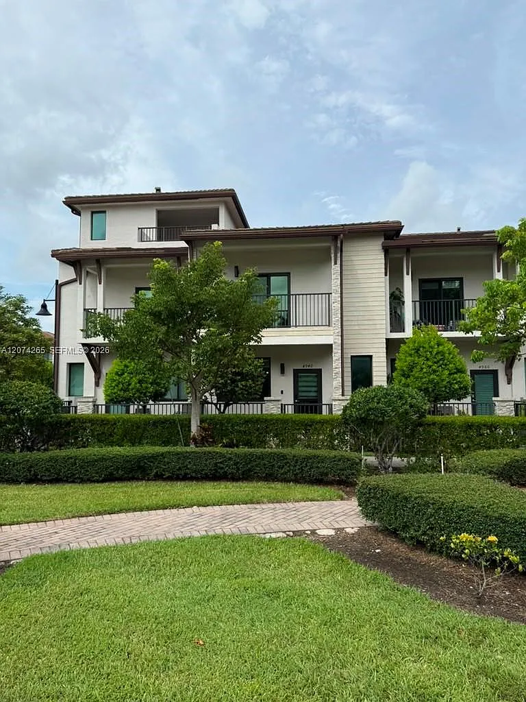 Downtown Doral South Phas — Photo 2