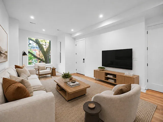 Building Photo - 2113 N Kenmore Ave #2