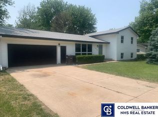 1316 E Lawn Plaza Dr, York, NE 68467