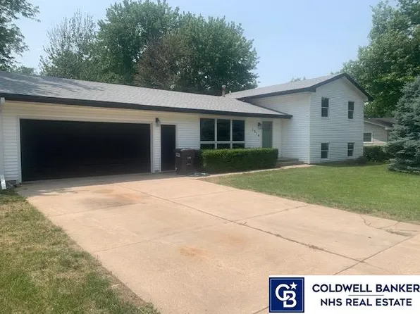 1316 E Lawn Plaza Dr, York, NE 68467