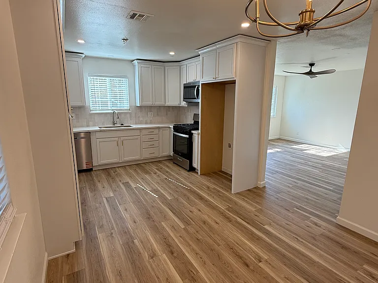2208 Bell Ave — Photo 3