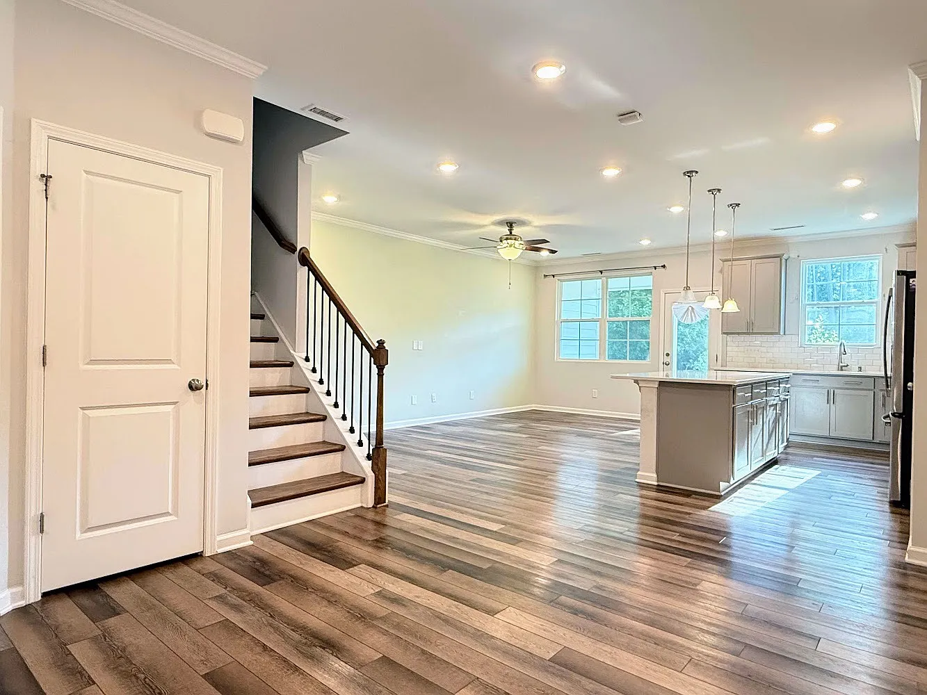 3 Bedroom One Garage Townhome for Rent — Photo 2