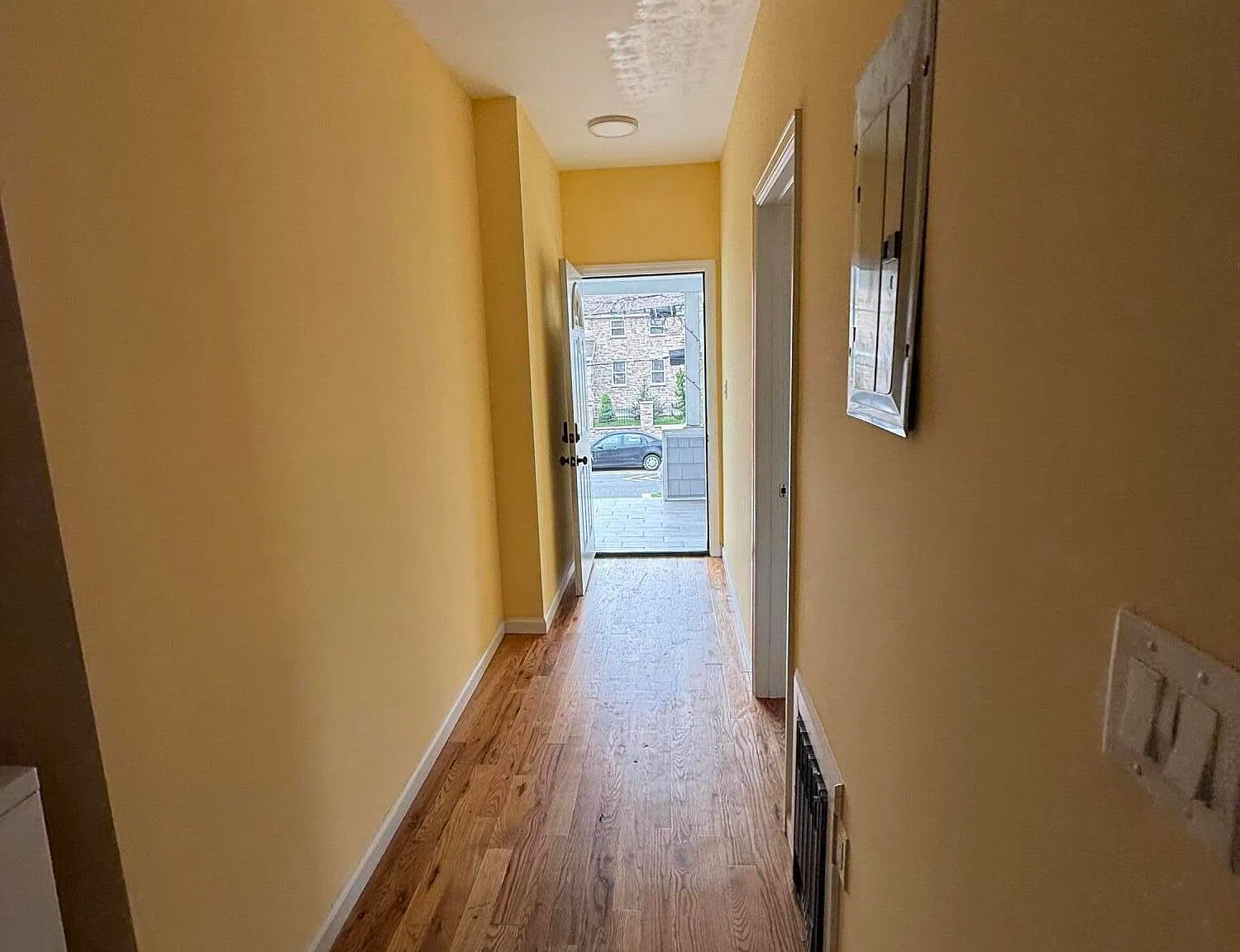 3 bed, 1.0 bath, 750 sqft, $2,900 — Photo 3