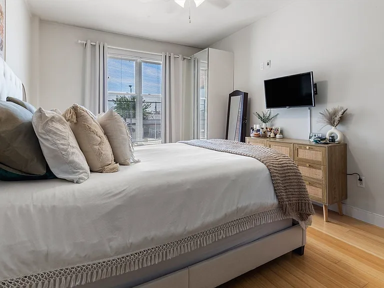 152 Old Colony Ave #10 — Photo 11