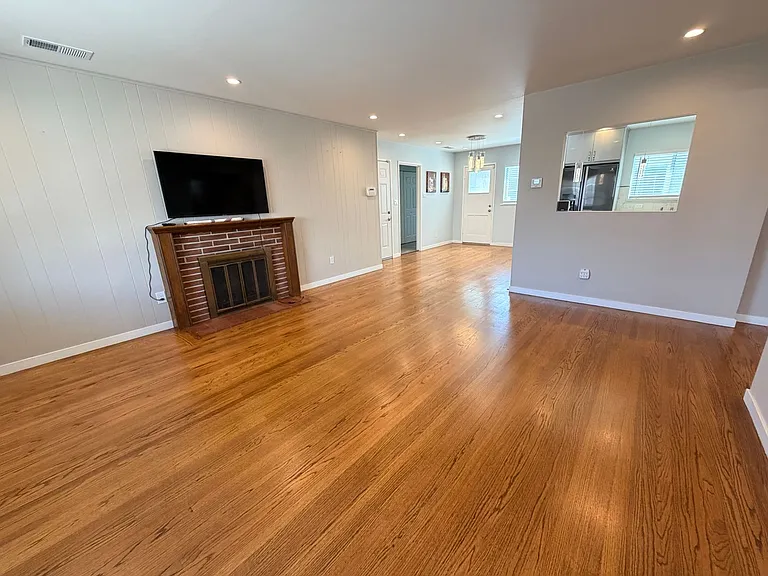 946 Hohener Ave — Photo 3