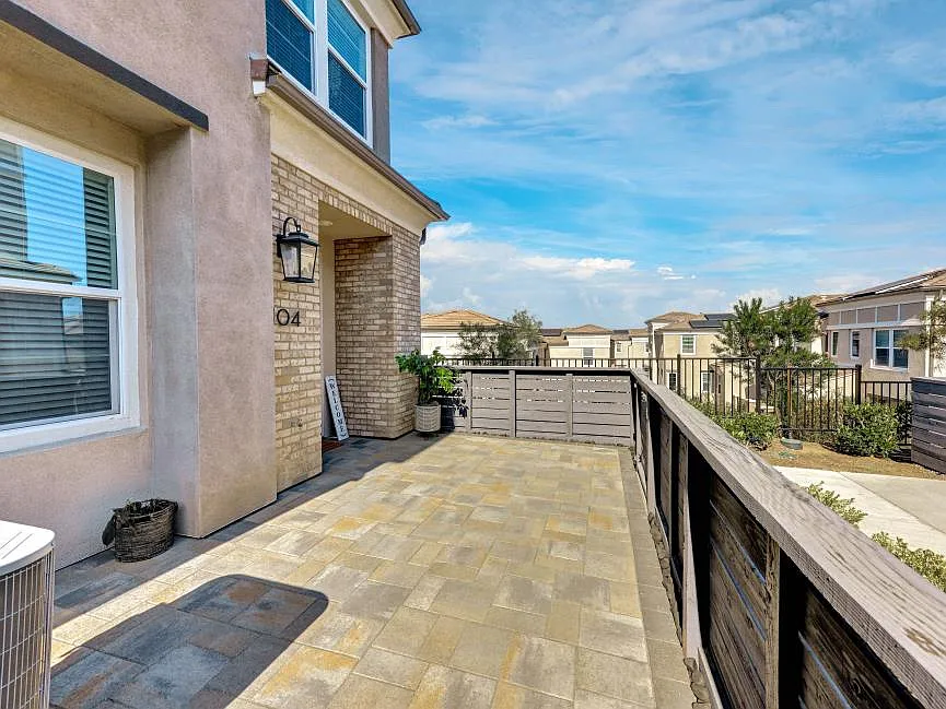 3 bed, 2.5 bath, 1611 sqft, $3,900 — Photo 2