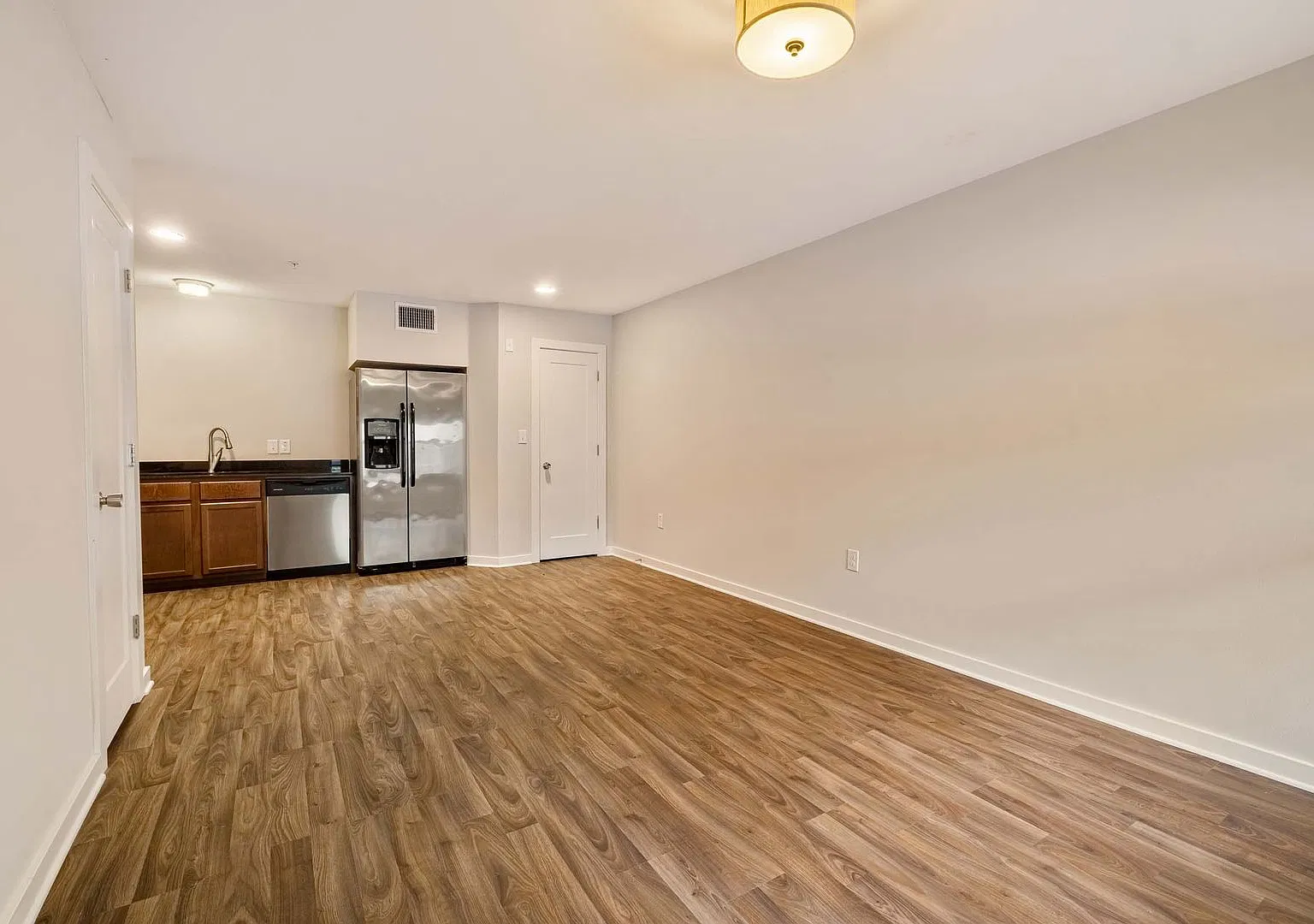 Stylish 2-Bedroom Townhouse in North Loop! — Photo 3