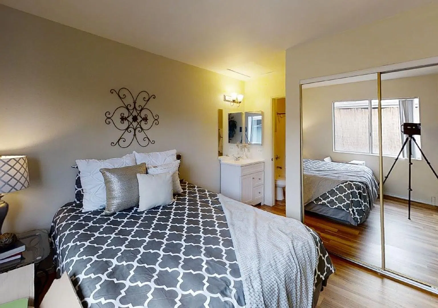 Just listed! 2nd level apt in quiet 9-unit complex. 1 Bed — Photo 2