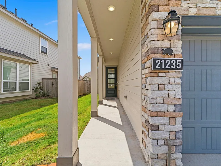 21235 Doubtful Canyon Dr — Photo 31