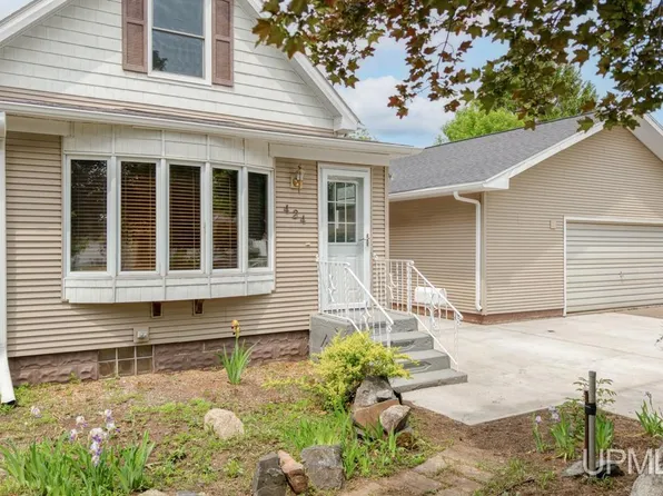 424 Maple St, Kingsford, MI 49802