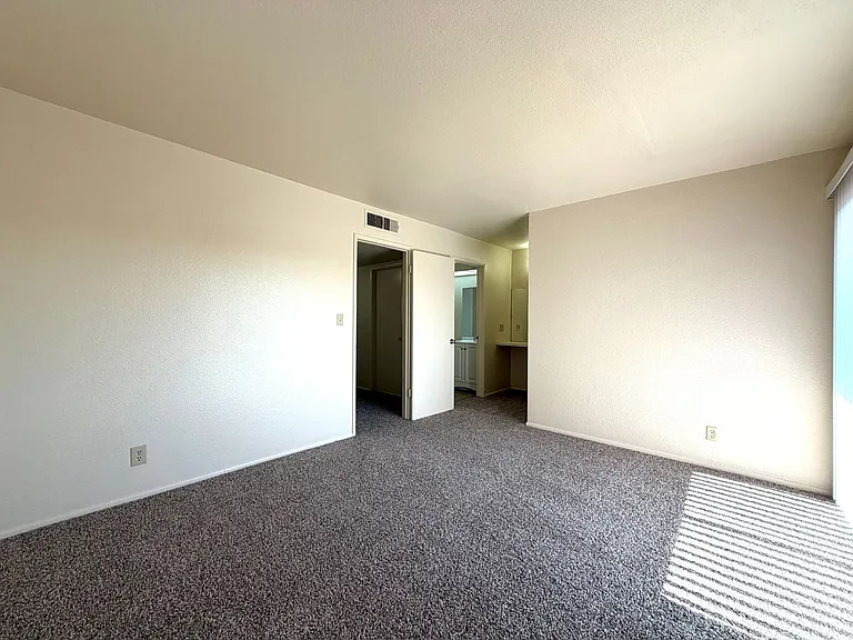 6346 N 47th Ave — Photo 11