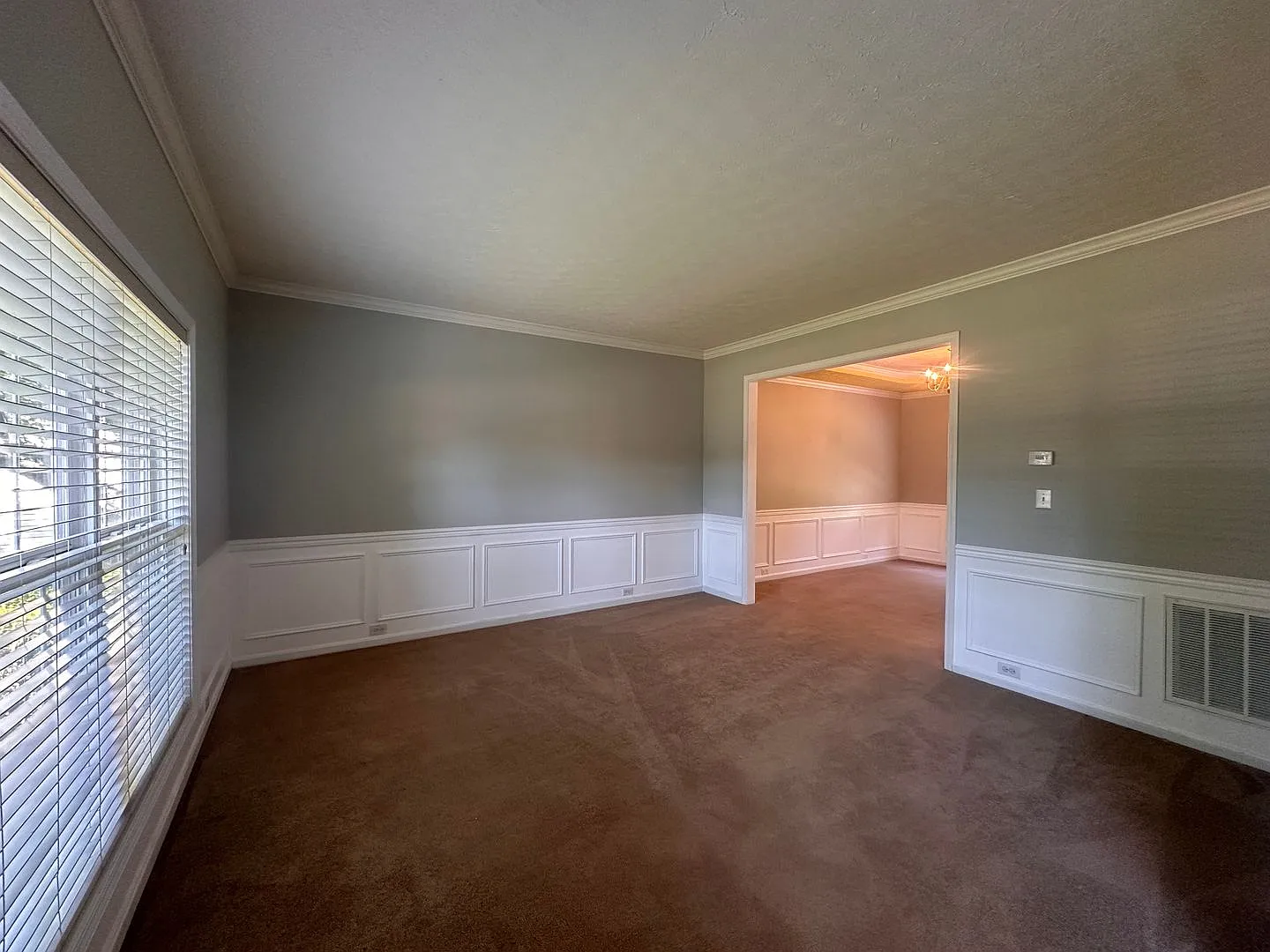 Spacious 4-Bedroom Home in Prospect Lawn Care Included! — Photo 4
