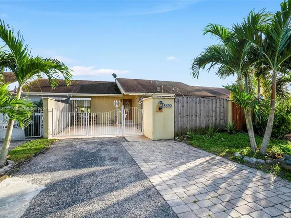 5590 Biscayne Dr, Greenacres, FL 33463