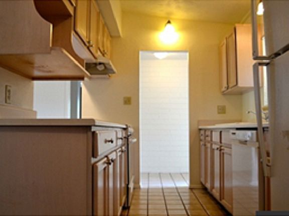 3rd image of 922 E 6th Pl