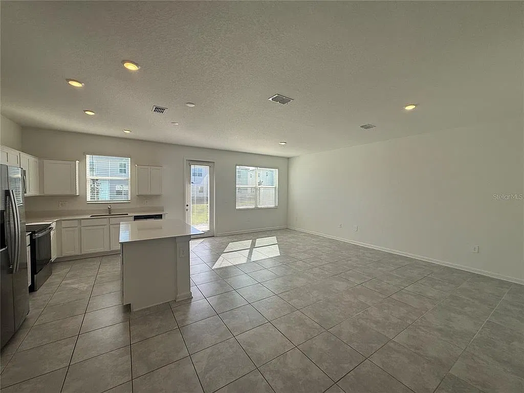 3 bed, 3.5 bath, 1864 sqft, $2,350 — Photo 2