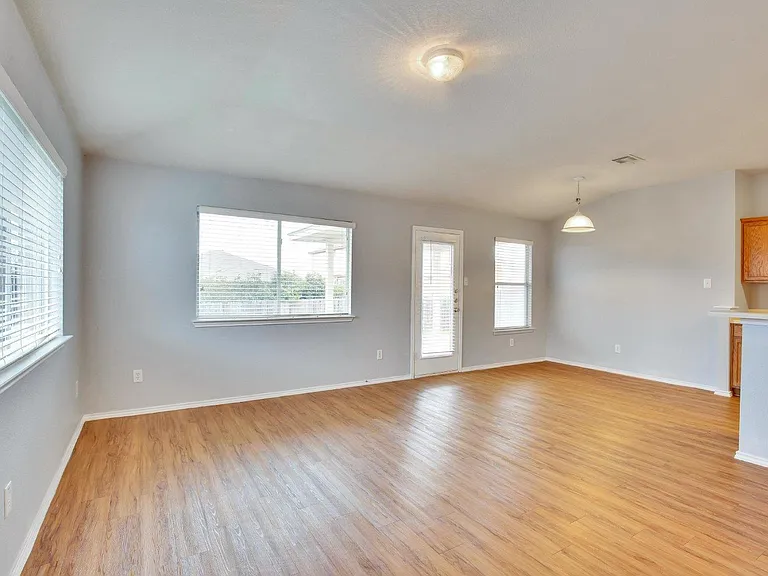 1002 Remington Dr — Photo 6
