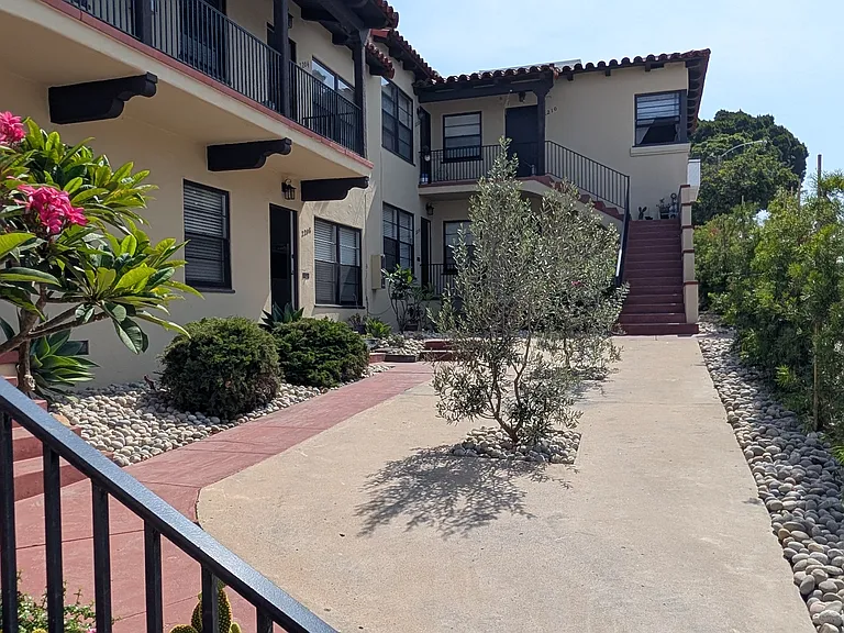 2216 E St — Photo 2