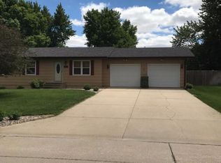 924 Woodcrest Ct, York, NE 68467