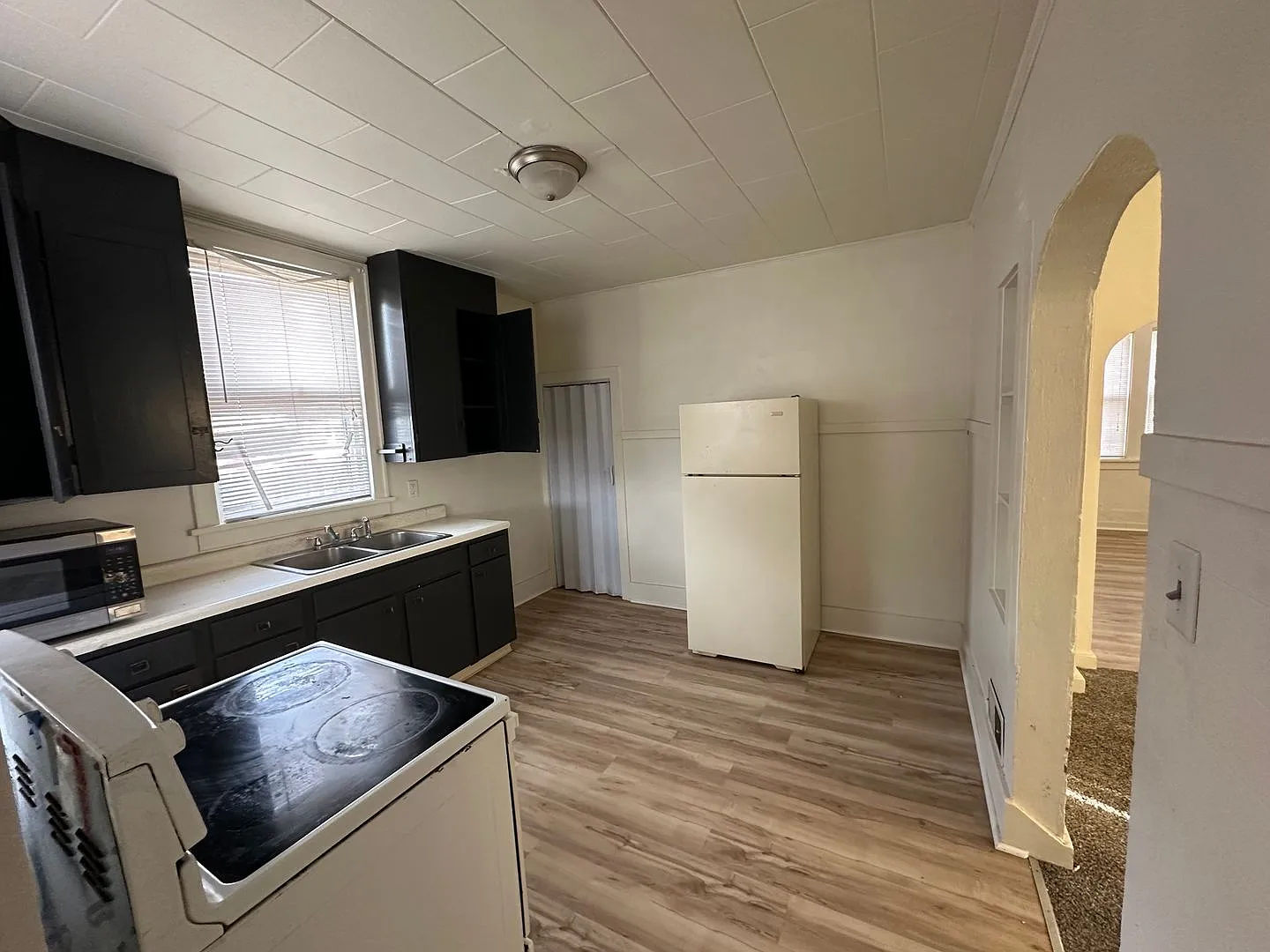 $1600 - 3 Bedroom 1 Bathroom home in Morningside — Photo 2