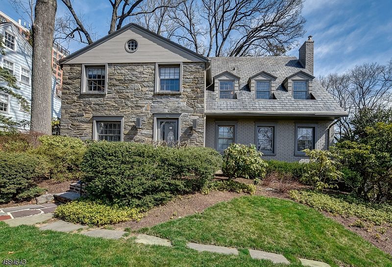 1st image of 13 Woodhill Dr