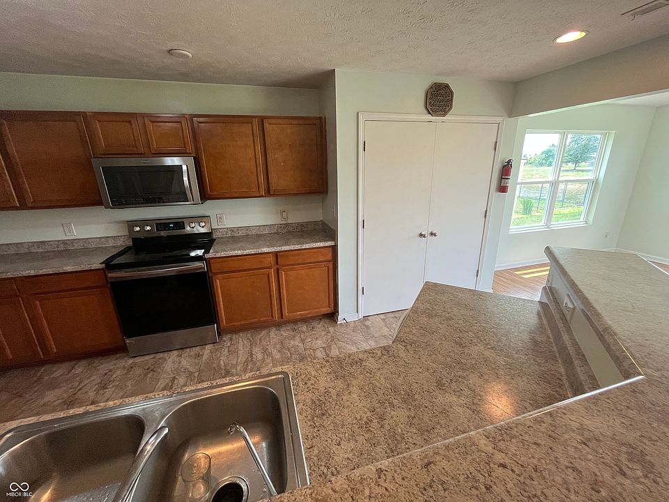 2nd image of 3280 Lakestream Dr