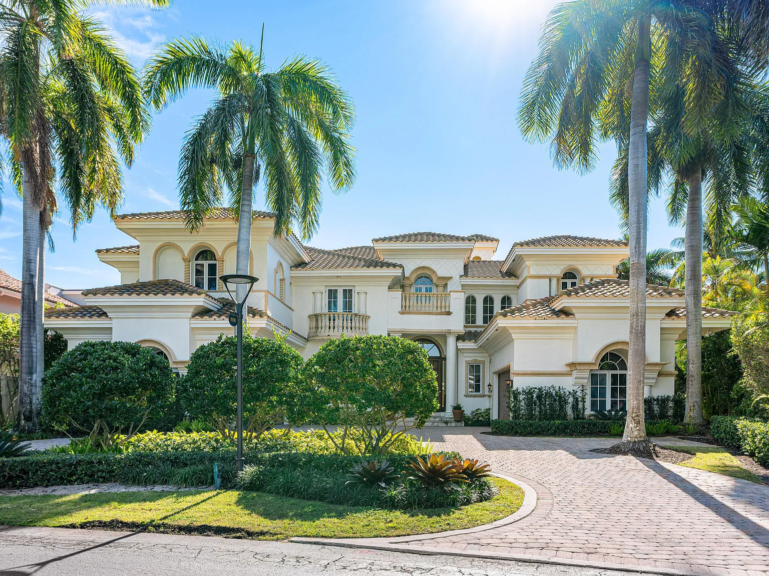 6 bed, 9.0 bath, 8077 sqft, $42,500 — Photo 3