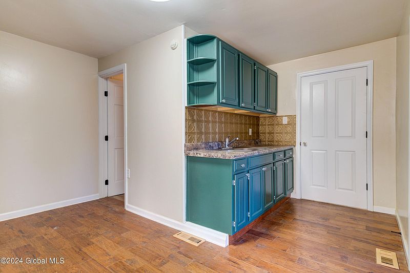 5th image of 2523 Callahan Avenue