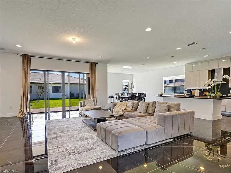 5126 Penella Ave — Photo 3