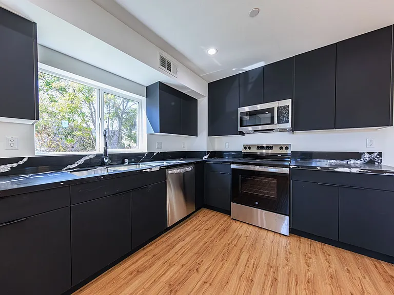 Luxury 3 & 4 Bed Townhomes | Walk to NoHo Arts District + Toluca Lake — Photo 28