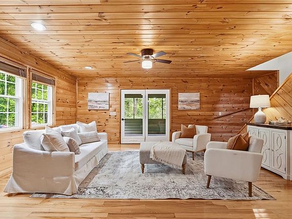 5th image of 946 Laurel Cir