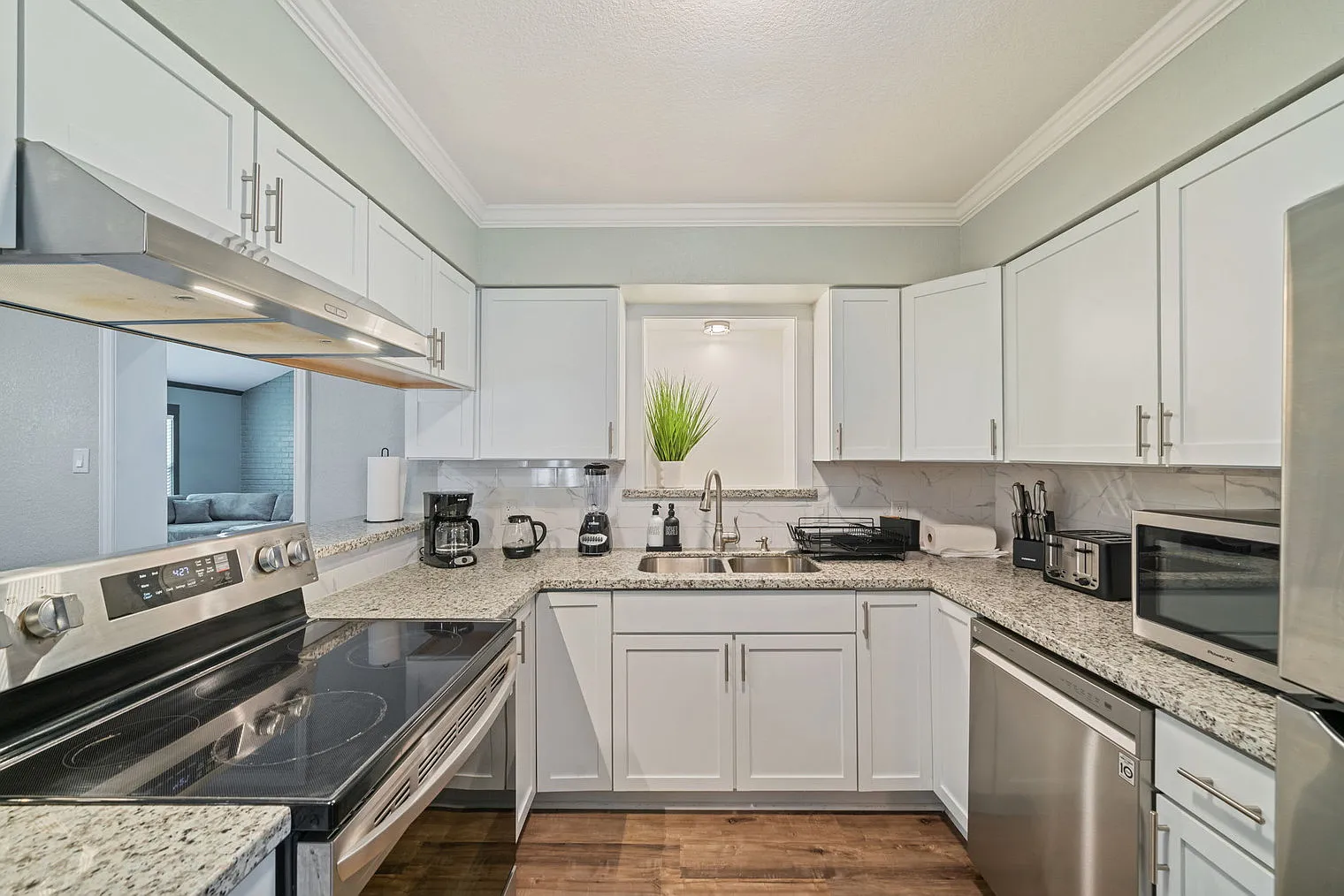 4 bed, 2.0 bath, 2088 sqft, $7,793 — Photo 2