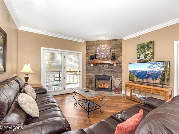 3rd image of 215 Woliss Ln #313