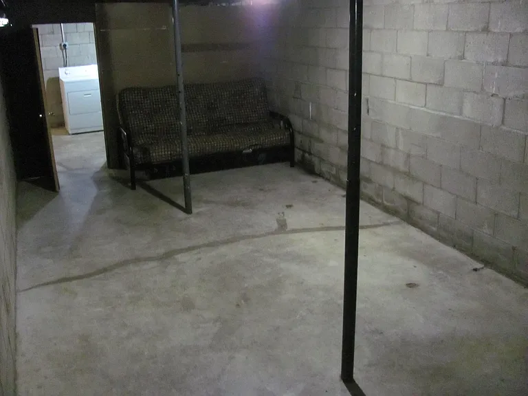 1718 Dyke Ave — Photo 10
