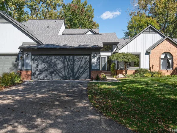 2762 Lochmoor Blvd #17, Lake Orion, MI 48360