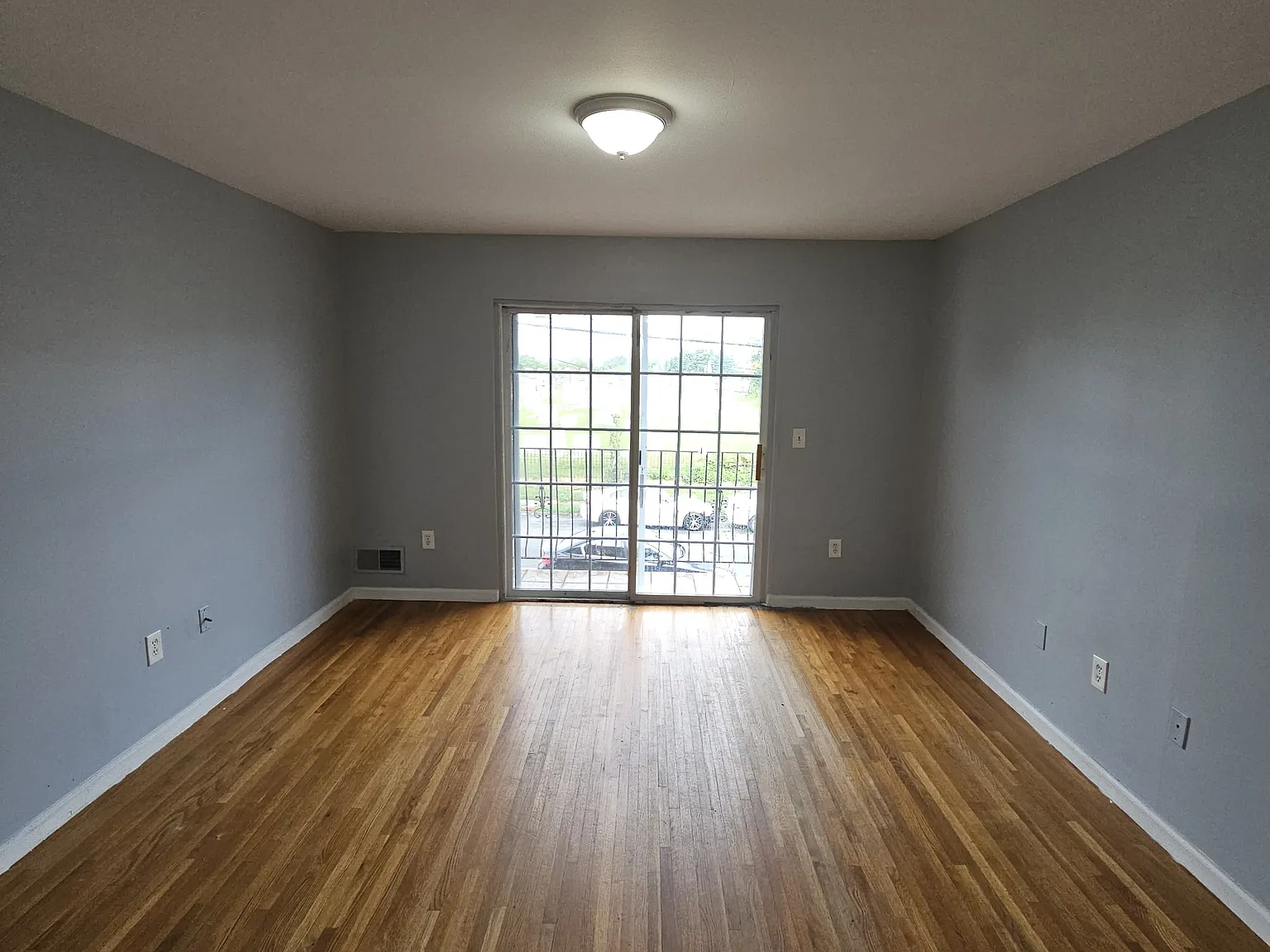 5 bed, 2400 sqft, $3,700 — Photo 1