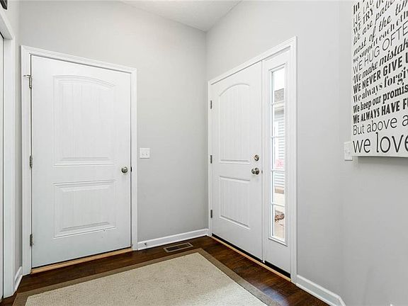 5th image of 226 Stoney Brook Dr