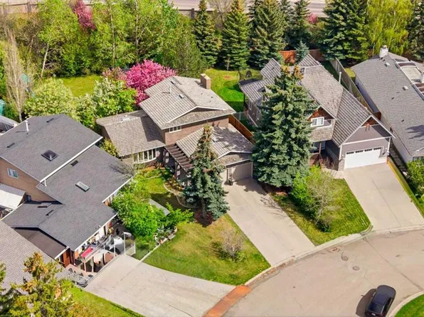 36 W Varsity Estates Ct NW, Calgary, AB T3B 5B1