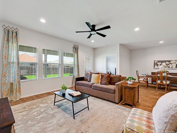 5th image of 833 Armadillo Dr