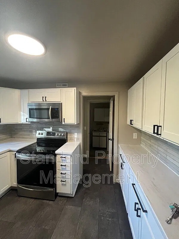 3 bed, 1.5 bath, 1833 sqft, $2,650 — Photo 2