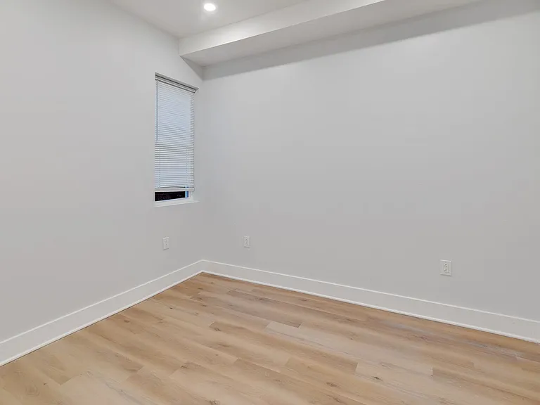 1723 Memorial Ave — Photo 17