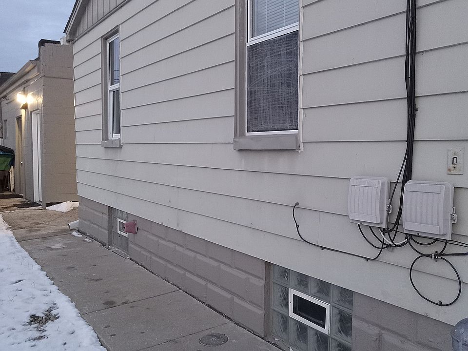 Back of building on the way to the stairs.