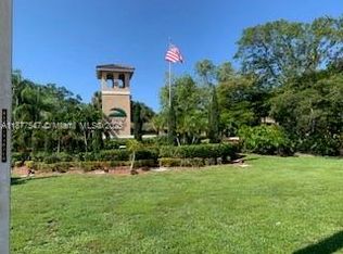 204 E Palm Cir E, Pembroke Pines, FL 33025