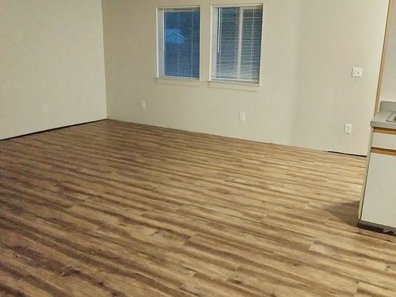 4th image of 631 Sunset Ave NE #106