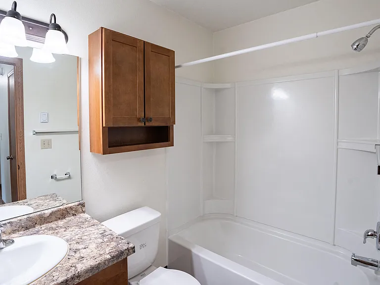 Fargo, ND Monticello Apartments | 21B | Bathroom