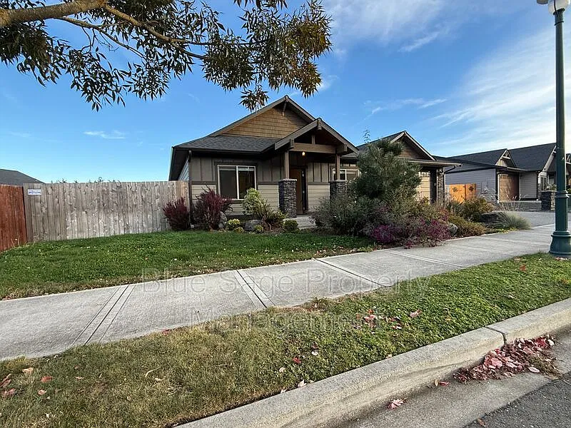 3 bed, 2.0 bath, 1850 sqft, $2,650 — Photo 2