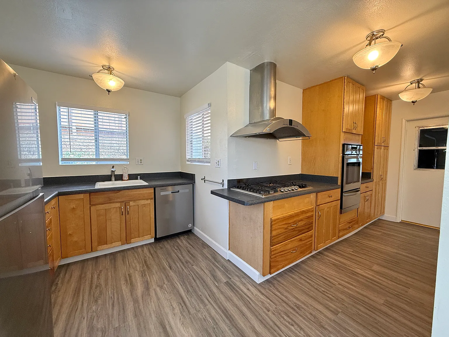 4 bed, 2.5 bath, 1750 sqft, $5,940 — Photo 4