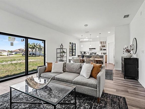 3rd image of 1727 NE 12TH TERRACE
