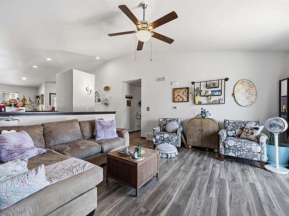 5th image of 26 Renee Ln