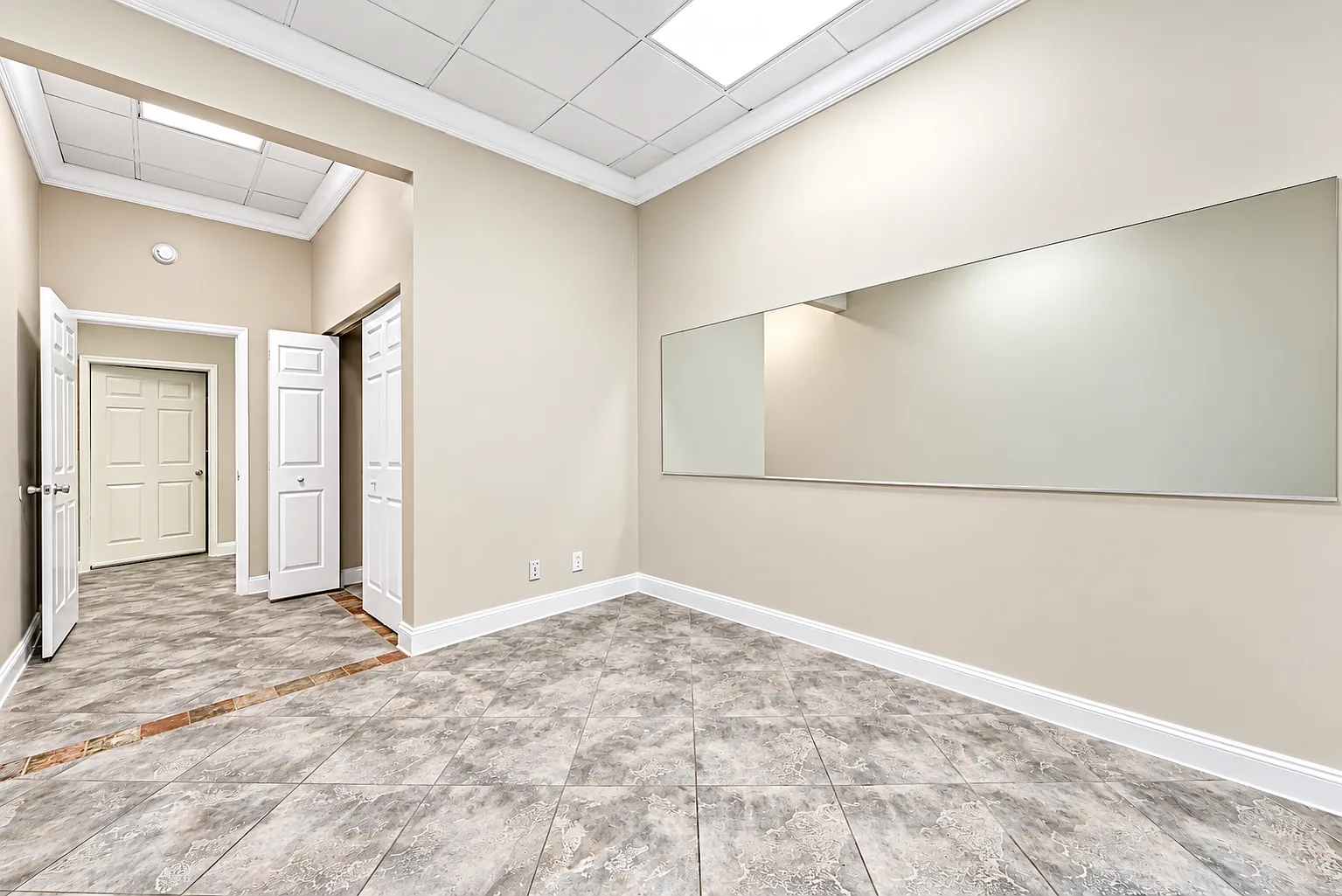 2 bed, 1000 sqft, $2,500 — Photo 3