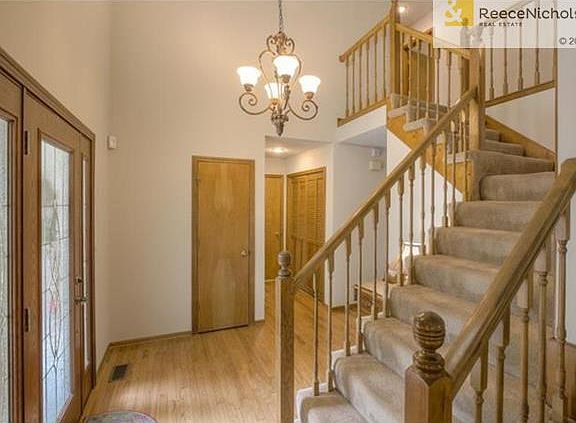 Nice open Foyer w/hardwood flooring